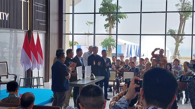 Penandatanganan Nota Kesepahaman (MoU) antara KITB dengan China State Construction Engineering Corporation (CSCEC) dalam rangka memperkuat implementasi program Two Countries Twin Park (TCTP). (Foto: Liputan6.com/Arief RH)