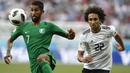 Gelandang Arab Saudi, Salman Alfaraj, berusaha melewati gelandang Mesir, Amr Warda, pada laga grup A Piala Dunia di Volgograd Arena, Volgograd, Senin (25/6/2018). Arab Saudi menang 2-1 atas Mesir. (AP/Darko Vojinovic)