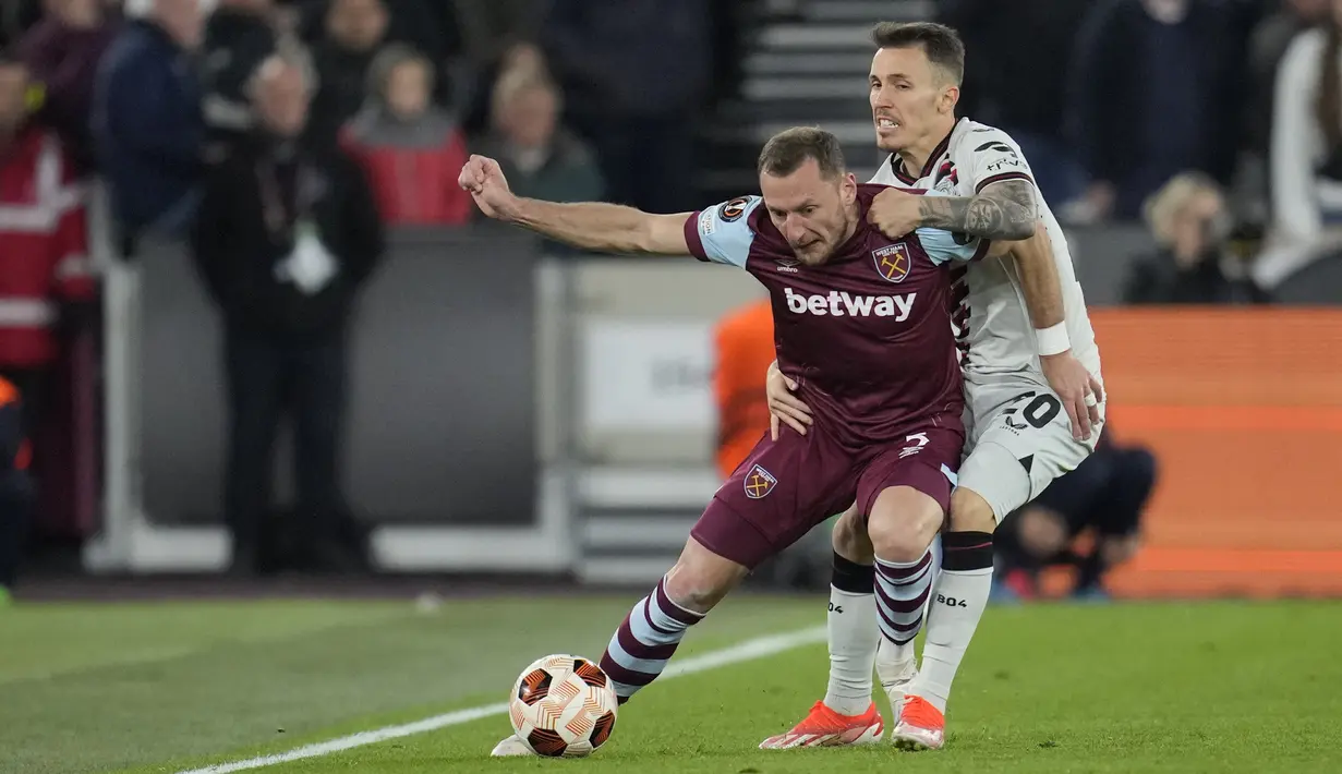 Die Werkself bermain imbang 1-1 di kandang West Ham United. (AP Photo/Kin Cheung)