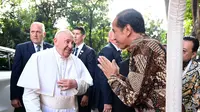 Presiden Joko Widodo menyambut kedatangan Pemimpin tertinggu Gereja Katolik Sedunia, Paus Fransiskus dalam Misa Suci yang berlangsung di Stadion Utama Gelora Bung Karno (GBK), Jakarta, Kamis (5/9/2024) (Muchlis Jr - Biro Pers Sekretariat Presiden)