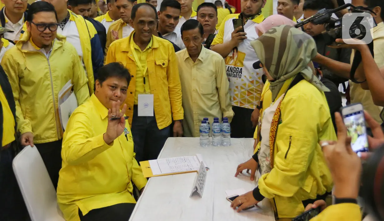 Ketum Golkar Airlangga Hartarto mendaftarkan diri sebagai calon ketua umum Golkar di DPP Partai Golkar, Jakarta, Senin (2/12/2019). Partai Golkar akan melaksanakan Musyawarah Nasional pada 3 Desember 2019 dengan salah satu agendanya pemilihan ketua umum periode 2019-2024. (Liputan6.com/Johan Tallo)