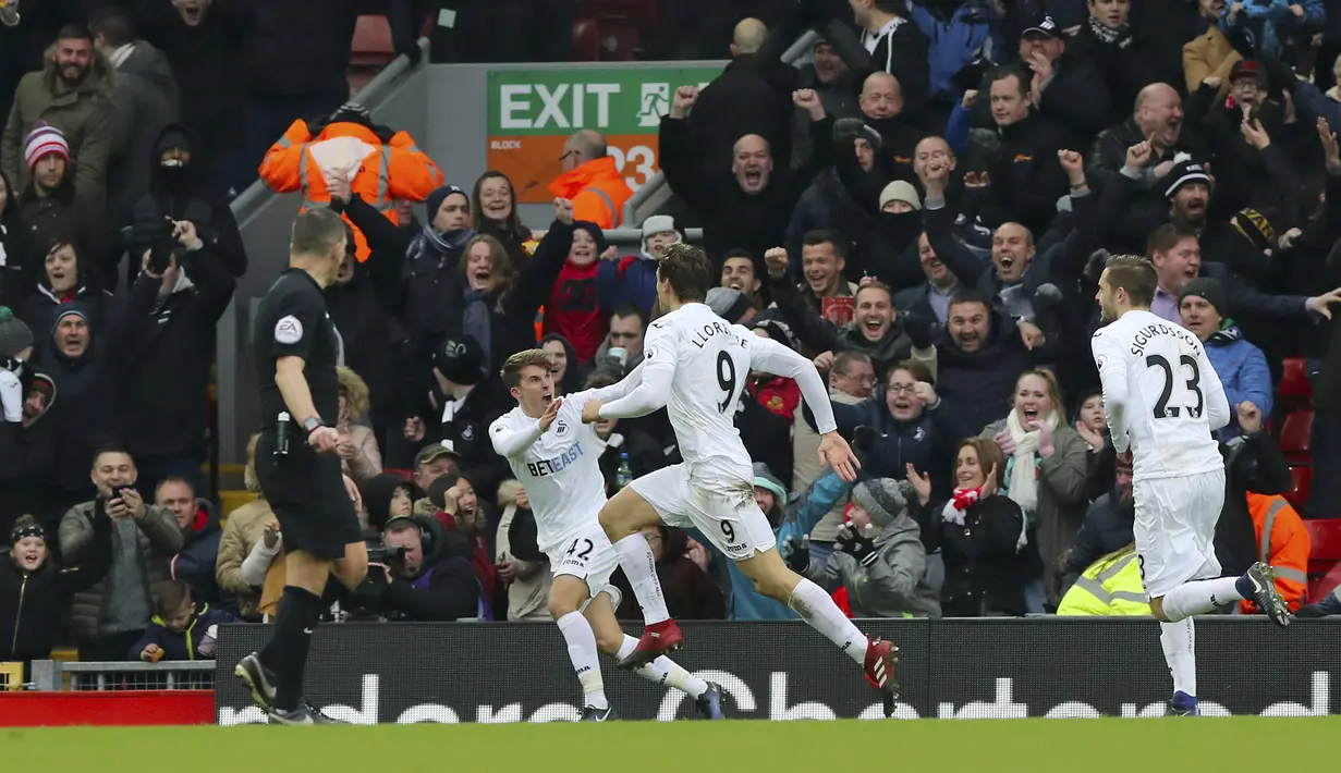 Para pemain Swansea City merayakan gol Fernando Llorente saat melawan Liverpool pada lanjutan Premier League di Anfield, Liverpool, (Sabtu (21/1/2017). Liverpool kalah 2-3. (Peter Byrne/PA via AP)