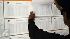 Warga melihat daftar pemilih sementara untuk memastikan keikutsertaannya dalam Pemilihan Gubernur DKI Jakarta putaran kedua di Kantor Kelurahan Kramat, Senen, Jakarta, Rabu (5/4). (Liputan6.com/Faizal Fanani)
