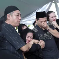 Pemakaman ibunda Ashanty diwarnai isak tangis. Kepergian sang ibu untuk selama-lamanya membuatnya begitu terpukul. Tidak hanya saat di rumah duka, jelang pemakaman, Ashanty masih terus menanggis. (Galih W. Satria/Bintang.com)