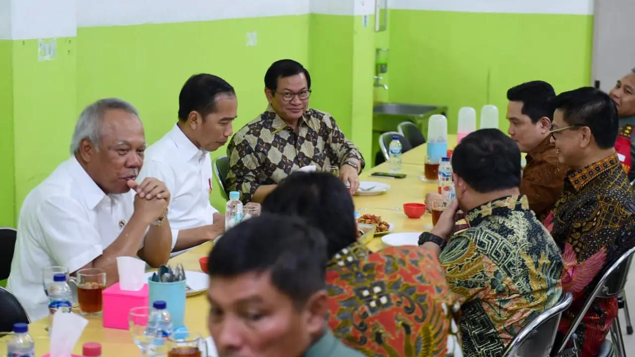 Jokowi makan malam di Kalimantan Utara.