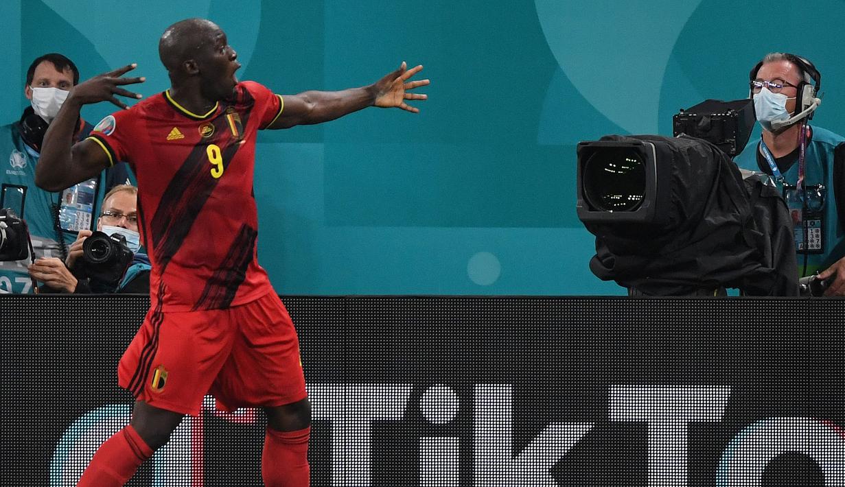 Pada menit ke-88, Romelu Lukaku lagi-lagi memaksa kiper Rusia, Anton Shunin memungut bola dari gawangnya. Lewat kiriman bola dari Meunier, Lukaku sukses melesatkan bola lewat sepakan mendatar ke gawang lawan. (Foto: AFP/Pool/Kirill Kudryavtsev)