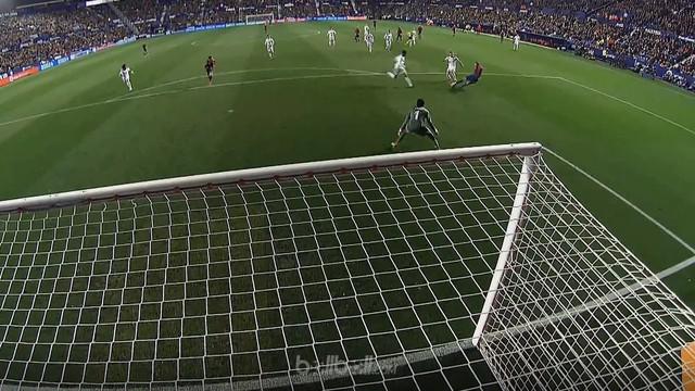 Berita video highlights La Liga 2017-2018, Levante vs Real Madrid, dengan skor 2-2. This video presented by BallBall.