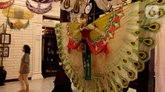 Pengunjung melihat koleksi layang-layang di Museum Layang-Layang, kawasan Fatmawati, Jakarta, Kamis (16/7/2020). Museum yang menampung 500 jenis layang-layang dari 32 provinsi itu kembali dibuka setelah tiga bulan tutup akibat pembatasan sosial berskala besar (PSBB). (merdeka.com/Arie Basuki)