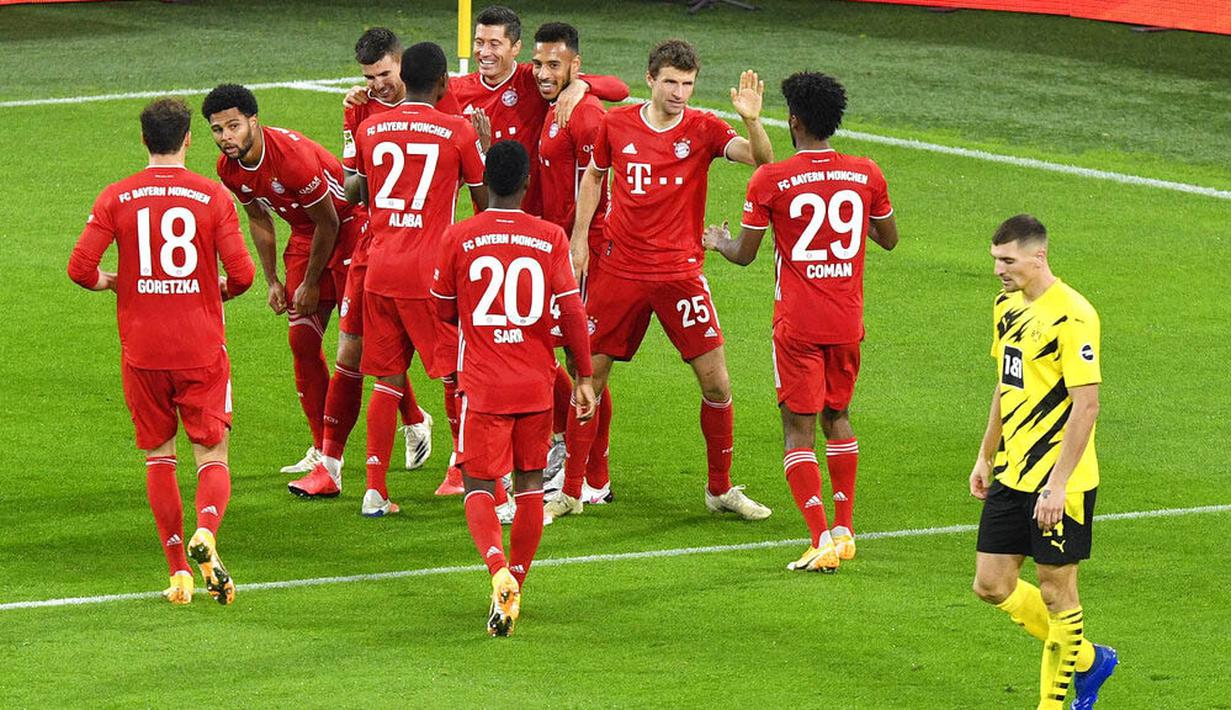 Para pemain Bayern Munchen merayakan gol yang dicetak oleh Robert Lewandowski ke gawang Borussia Dortmund pada laga Bundesliga di Stadion Signal Iduna Park, Sabtu (7/11/2020). Bayern menang dengan skor 3-2. (AP Photo/Martin Meissner, Pool)