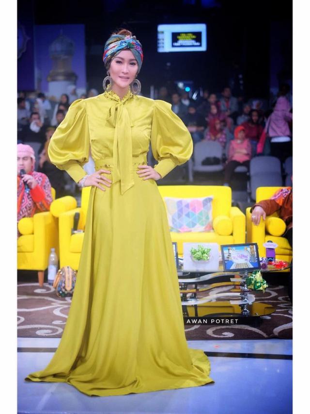 6 Gaya Inul Daratista Pakai Baju Muslim, Bisa Jadi Inspirasi - Surabaya ...