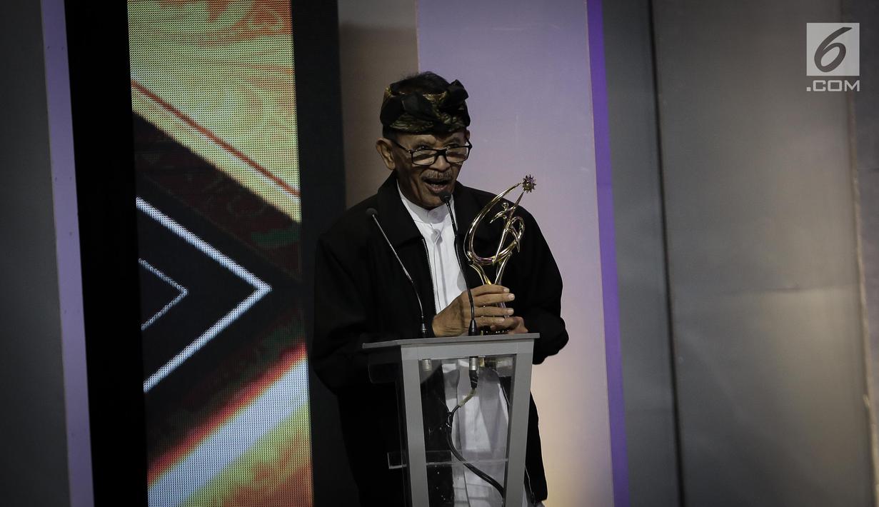 I Gusti Agung Pranan memberikan sambutan usai menerima penghargaan Liputan 6 Award 2017 di Studio SCTV Tower, Jakarta, Sabtu (20/5). Sebanyak enam orang terpilih meraih Liputan 6 Awards 2017. (Liputan6.com/Faizal Fanani)