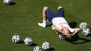 Pemain sayap Timnas Belanda, Arjen Robben, rileks di atas bola usai berlatih di Rio de Janeiro, (24/6/2014). (REUTERS/Ricardo Moraes)
