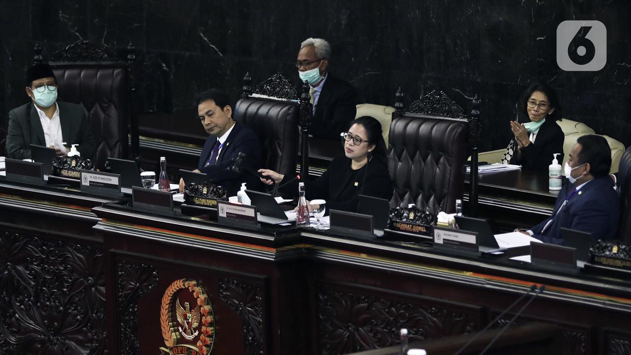 FOTO: DPR Nekat Gelar Paripurna Tatap Muka