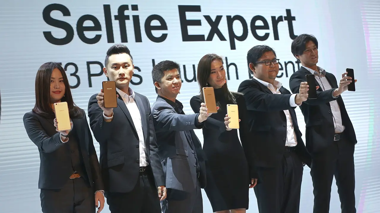 Oppo F3 Plus Jadi Teman Setia Marshal Sastra dan Ayu Gani