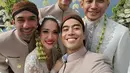 Vidi juga mengenakan seragam para groomsman berupa beskap cokelat muda, dipadu dengan kain batik sebagai bawahan. [Foto: Instagram/vidialdiano]