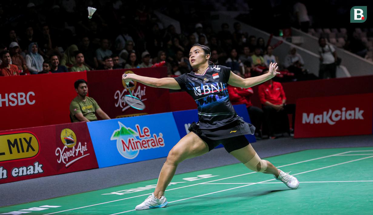 Pebulu tangkis tunggal putri Indonesia, Gregoria Mariska Tunjung saat melawan wakil China, Wang Zhi Yi pada babak perempat final Indonesia Open 2024 di Istora, Senayan, Jakarta, Jumat, (07/06/2024). (Bola.com/Bagaskara Lazuardi)