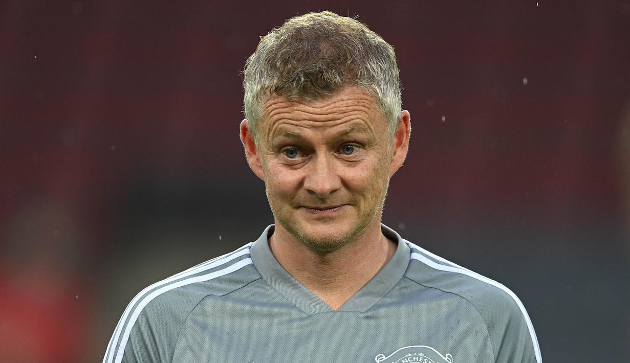 Pelatih Manchester United, Ole Gunnar Solskjaer, saat memimpin sesi latihan jelang laga Liga Europa di Stadion Rhein Energie, Cologne, Minggu (9/8/2020). Manchester United akan berhadapan dengan Copenhagen. (AFP/Sascha Steinbach)