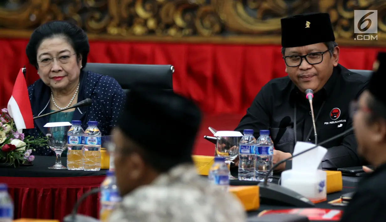 Sekjen PDIP Hasto Kristiyanto (kanan) memberikan keterangan saat melakukan pertemuan dengan organisasi Ikhwanul Muballighin di DPP PDIP, Jakarta, Kamis (26/4). (Liputan6.com/JohanTallo)