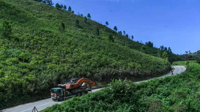 Ekskavator diangkut menuju desa terisolir saat melintas di, Desa Gajah, Kecamatan Pining, Kabupaten Gayo Lues, Aceh
