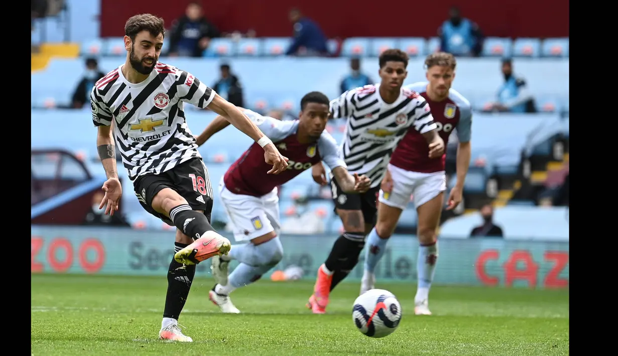 Pada menit ke-51, MU mendapat penalti setelah Douglas Luiz menjatuhkan Paul Pogba di kotak terlarang. Pada menit ke-52, Bruno Fernandes mengeksekusi tendangan penalti United dengan sempurna. (Foto: AFP/Pool/Shaun Botterill)