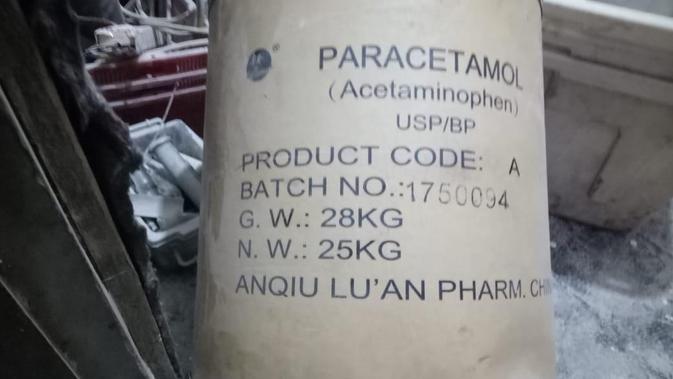 Deretan barang bukti yang telah diamankan petugas peredaran narkoba jenis PCC di Jawa Barat dan Jawa Tengah. (Foto: Merdeka)