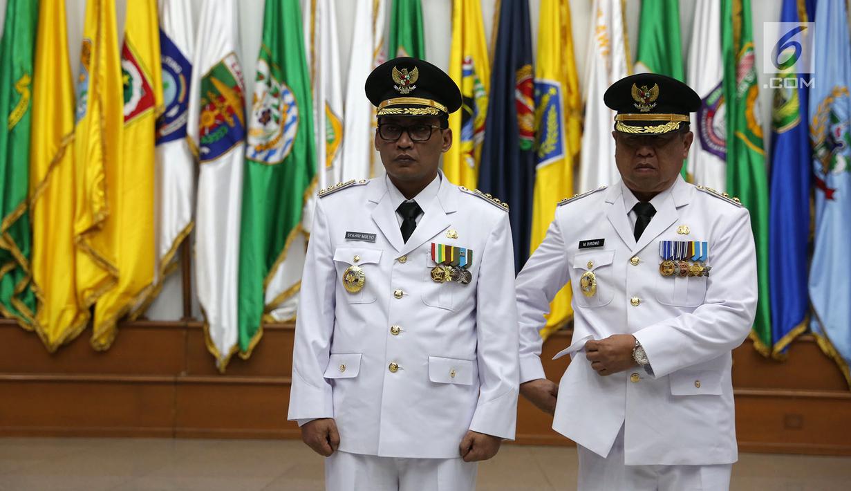 Bupati dan Wakil Bupati Tulungagung terpilih, Syahri Mulyo (kiri) dan Maryoto Birowo (kanan) saat pelantikan di Jakarta, Selasa (25/9). Wakil Bupati Maryoto Birowo kini ditetapkan sebagai Pelaksana Tugas (Plt) Bupati Tulungagung. (Merdeka.com/Imam Buhori)
