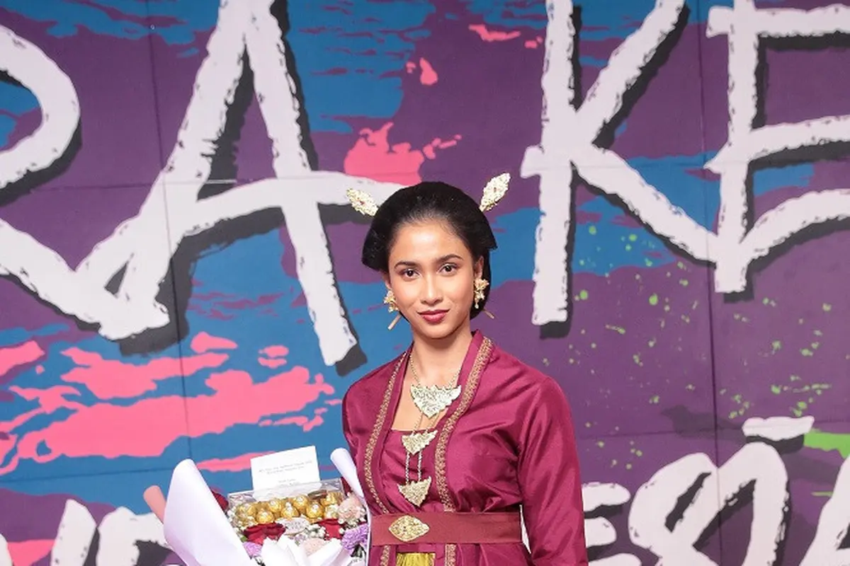 10 Potret Adu Gaya Artis Tampil Cantik  Berkebaya di FFI 2022, dari Maudy Ayunda hingga Putri Marino