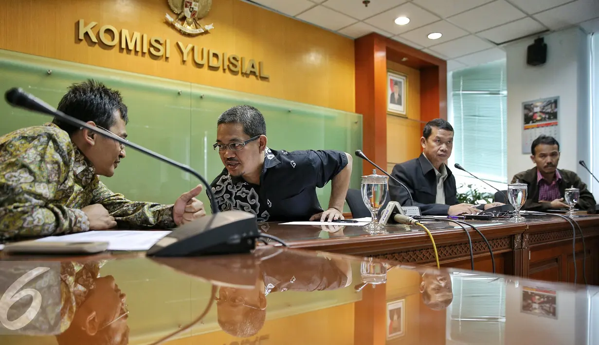 Suasana konferensi pers di Gedung Komisi Yudisial, Jakarta, Kamis (4/2). Komisi Yudisial (KY) kembali menerima usulan calon hakim agung Tahun 2016 untuk pengisian kekosongan jabatan hakim agung sejumlah 8 orang. (Liputan6.com/Faizal Fanani)