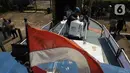 Pekerja bersama Petugas Komisi Pemilihan Umum (KPU) melakukan pendistribusian logistik pemilu dari gudang logistik Jakarta Utara menuju ke Kabupaten Kepulauan Seribu di Dermaga 1 Marina Ancol, Jakarta, Jumat (9/2/2024). (merdeka.com/Imam Buhori)