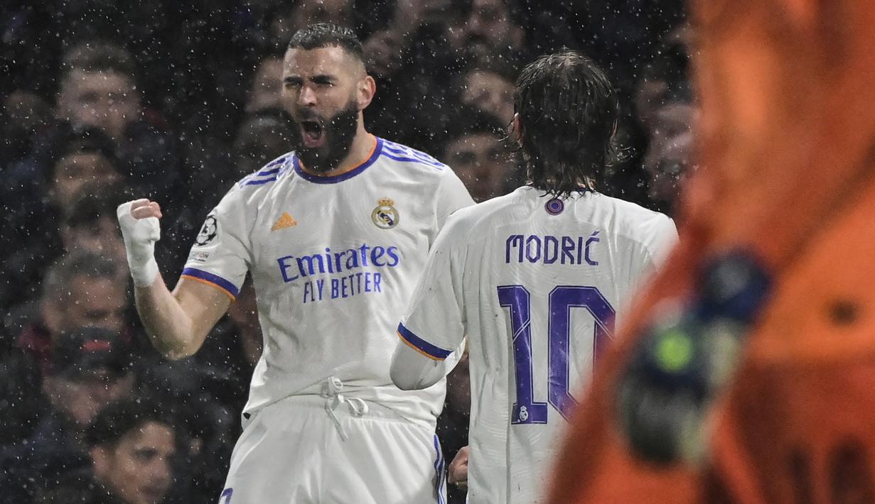Karim Benzema. Striker Prancis berusia 34 tahun yang kini memasuki musim ke-14 bersama Real Madrid ini tercatat 4 kali mencetak hattrick di Liga Champions dan semuanya dilakukan bersama Real Madrid. Hattrick teranyarnya dibuat ke gawang tuan rumah Chelsea pada leg pertama babak perempatfinal Liga Champions 2021/2022, 6 April 2022. Dalam laga tersebut Real Madrid akhirnya mengungguli Chelsea denagn skor 3-1. (AFP/Javier Soriano)