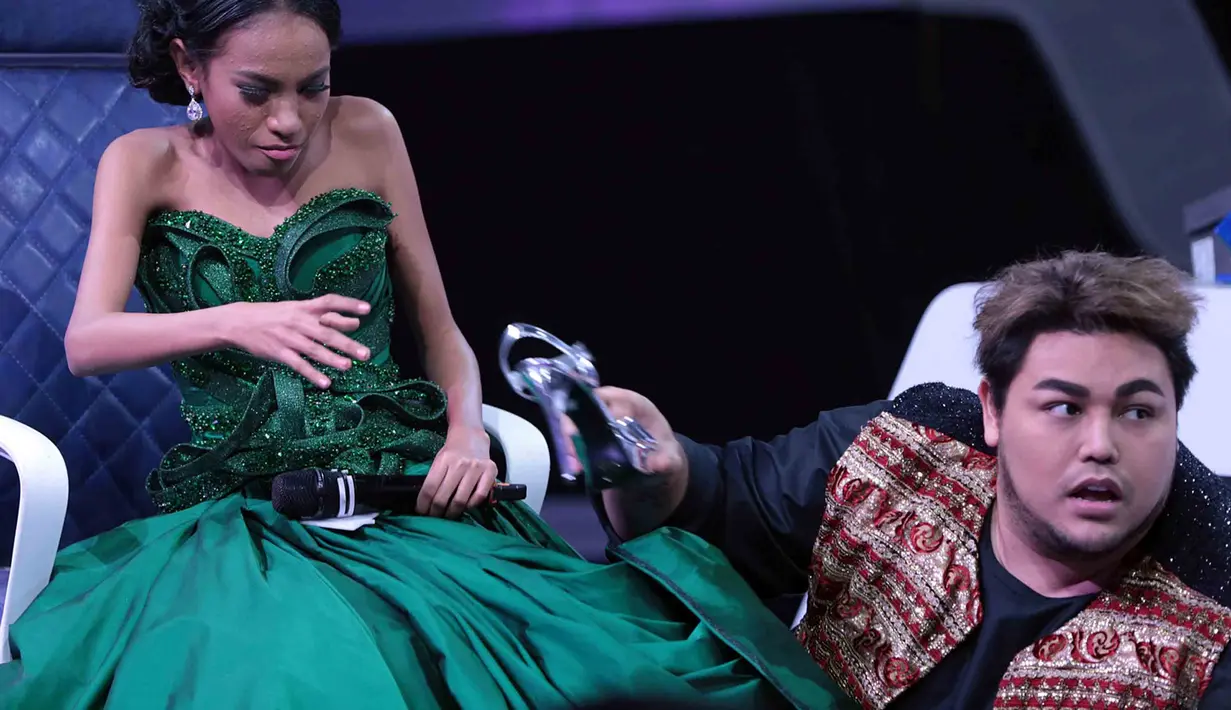 "Saya menepati janji, harusnya dua. Tadi mau cari yang gold tapi nggak ketemu. Coba pakai dong," ujar Ivan Gunawan, di Studio 5 Indosiar, Daan Mogot, Jakarta Barat, Senin (26/12/2016) malam. (Deki Prayoga/Bintang.com)