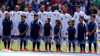 Para pemain Qatar berdiri untuk menyanyikan lagu kebangsaan sebelum pertandingan Grup B Piala Dunia 2026 antara Bosnia dan Herzegovina dan Qatar di Stadion Seattle pada 25 Juni 2026 di Seattle, Washington. (Richard Heathcote/Getty Images via AFP)