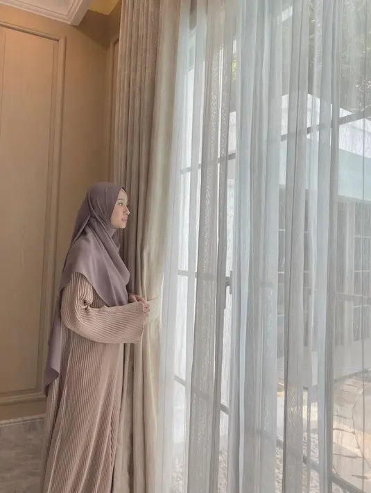 <p>Dress berbahan plistket akan membuatmu tampil elegan, lho. (instagram/laudyacynthiabella)</p>