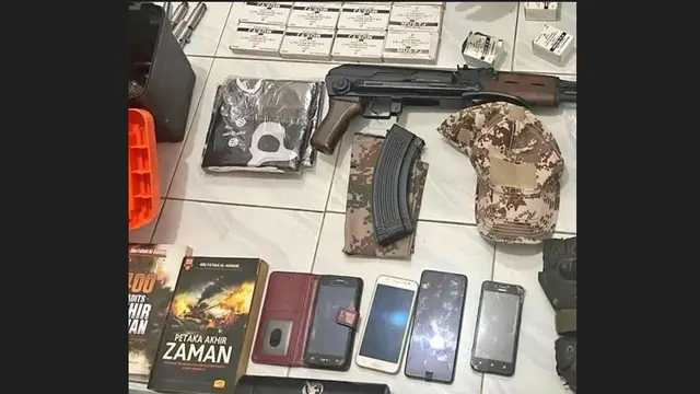 Detasmen Khusus (Densus) 88 Antiteror Polri mengamankan sejumlah senjata hingga amunisi di rumah tersangka teroris inisial DE di kawasan Harapan Jaya, Bekasi Utara