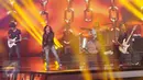 Aksi Slank di panggung Konser Raya 22 Indosiar, Jakarta, Rabu (11/1). Konser Raya 22 Indosiar semakin meriah karena diisi oleh musisi-musisi papan atas Indonesia. (Liputan6.com/Helmi Afandi)