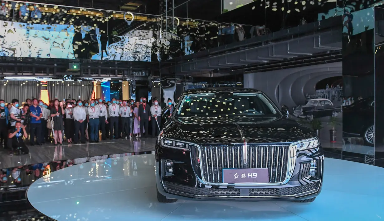 Para pengunjung mengamati sedan H9 dalam acara pameran produk dan budaya Hongqi, merek otomotif ikonis China, yang digelar di Changchun, Provinsi Jilin, China timur laut, pada 28 Juli 2020. (Xinhua/Zhang Nan)
