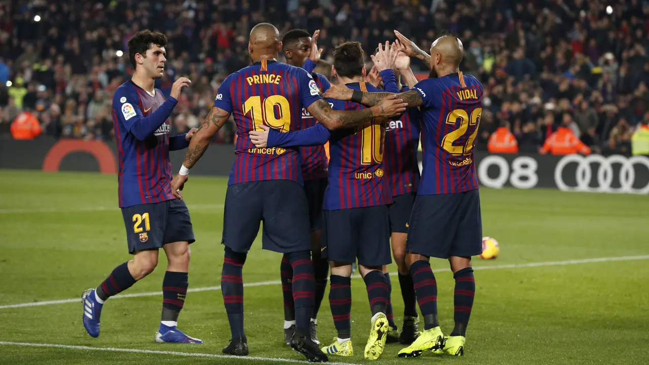 Para pemain Barcelona merayakan gol yang dicetak Lionel Messi ke gawang Valladolid. (AFP/Pau Barrena)