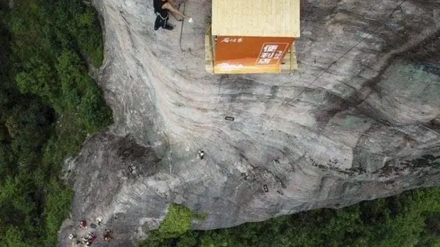 Viral Toko Serba Ada Terletak di Tebing Batu, Bikin Was-Was saat Membeli