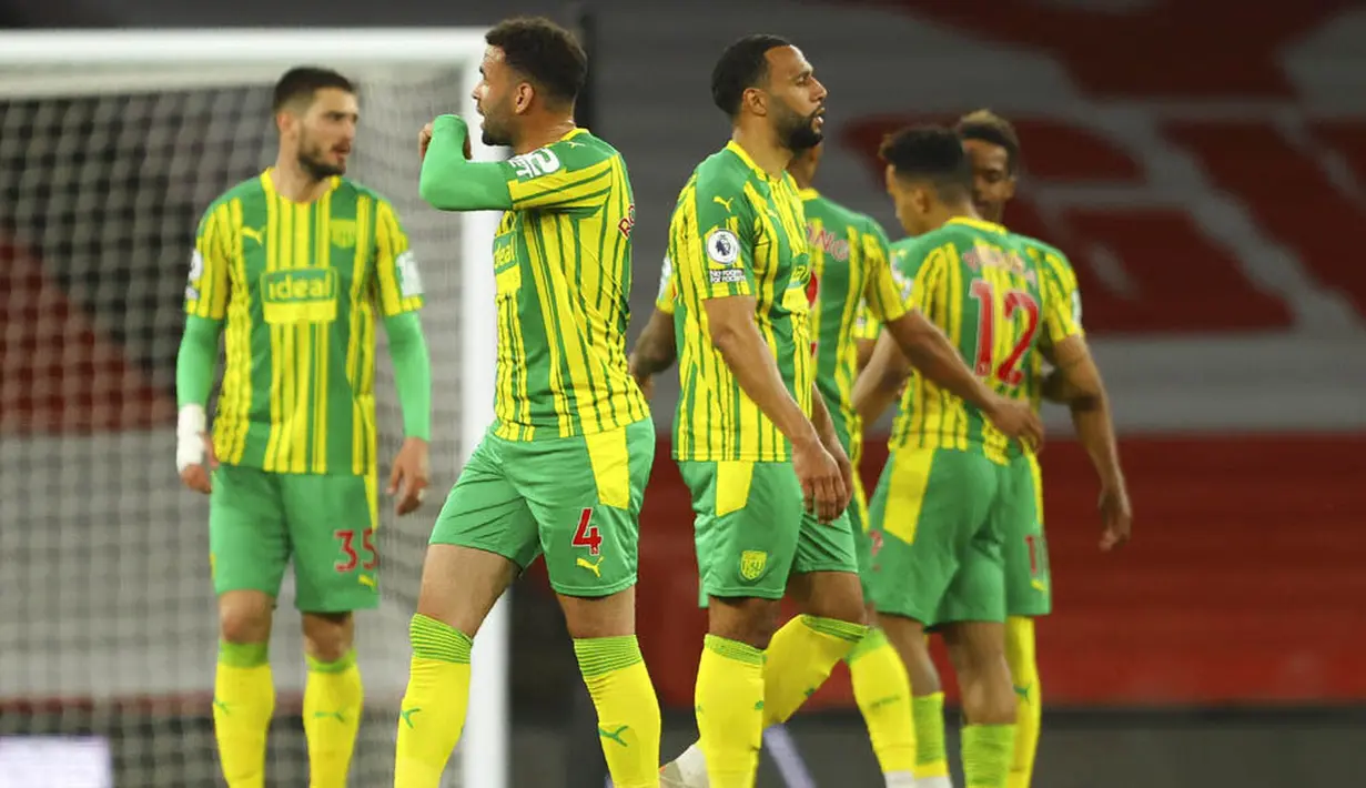 Para pemain West Bromwich Albion tampak kecewa usai ditaklukkan Arsenal pada laga Liga Inggris di Stadion Emirates, Senin (10/5/2021). Arsenal menang dengan skor 3-1. (Richard Heathcote/ Pool via AP)
