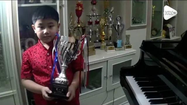 Pianis cilik asal Surabaya menorehkan prestasi membanggakan di kompetisi piano internasional. Ia berhasil sisihkan 1000 peserta dari berbagai negara.