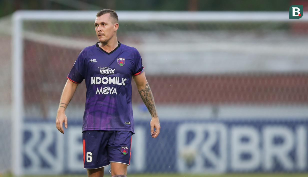 Persita Tangerang melakukan perombakan besar-besaran untuk mengarungi putaran kedua BRI Liga 1 2021/22. Tercatat sudah ada enam pemain yang dicoret dari skuat Pendekar Cisadane, salah satunya Adam Mitter. Bek asal Inggris tersebut gagal memenuhi ekspektasi dari klub. (Bola.com/Bagaskara Lazuardi)