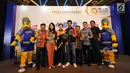 Pebulutangkis Indonesia, Liliyana Natsir dan Berry Angriawan (tengah) berpose bersama usai memberi keterangan jelang BCA Indonesia Open 2017 di Jakarta, Senin (22/5). Turnamen digelar 12-18 Juni 2017 di JCC, Jakarta. (Liputan6.com/Helmi Fithriansyah)