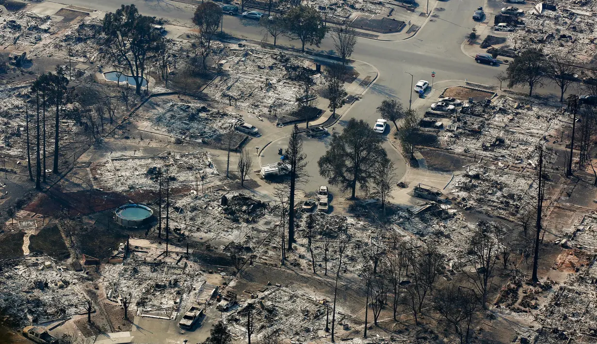 Sebuah perumahan Coffey Park rata dengan tanah setelah kebakaran hebat di kawasan penghasil anggur Santa Rosa, California, Rabu (11/10). Angin kencang dan udara lembap serta cuaca panas dan kering membuat api cepat membesar. (AP Photo/ Rich Pedroncelli)