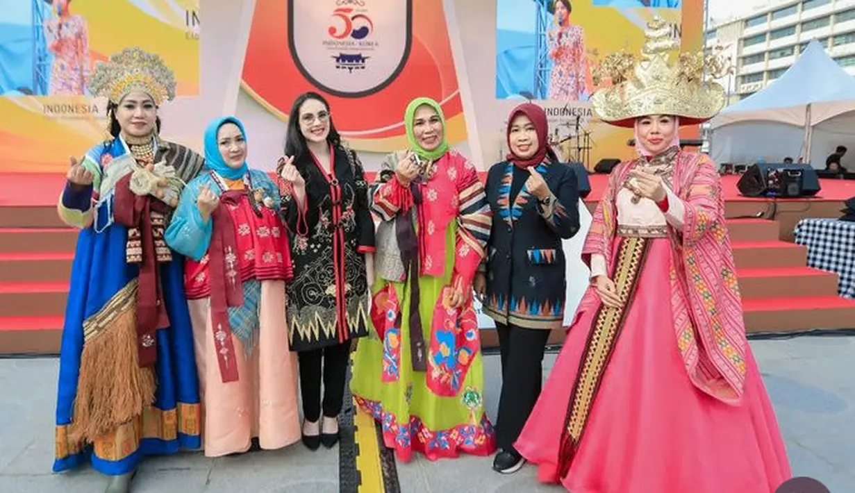 Batik model tunik tersebut dipadukan celana hitam serasi dengan sepatunya. Mengaplikasikan makeup fresh mengenakan lipstik merah.  [@arumibachsin_94]