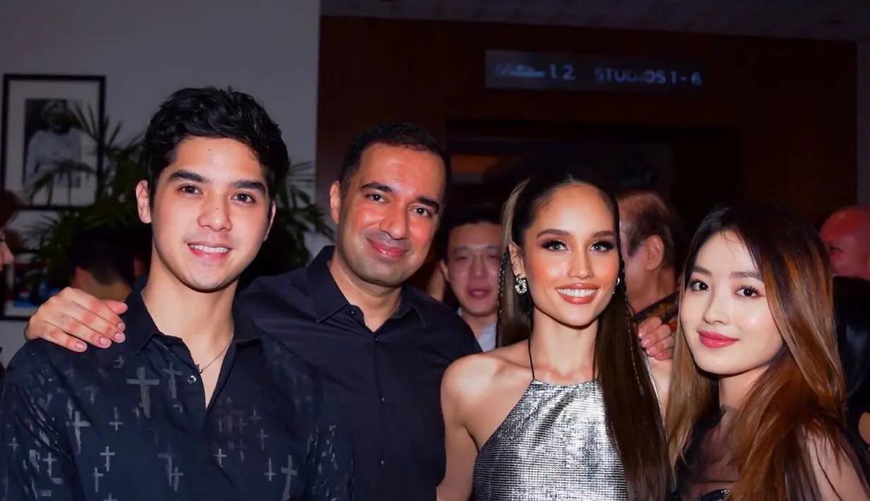 Ada juga Al Ghazali mengenakan kemeja dan long pants warna hitam. Terlihat juga Natasha Wilona dengan dress hitamnya. [@claurakiehl]