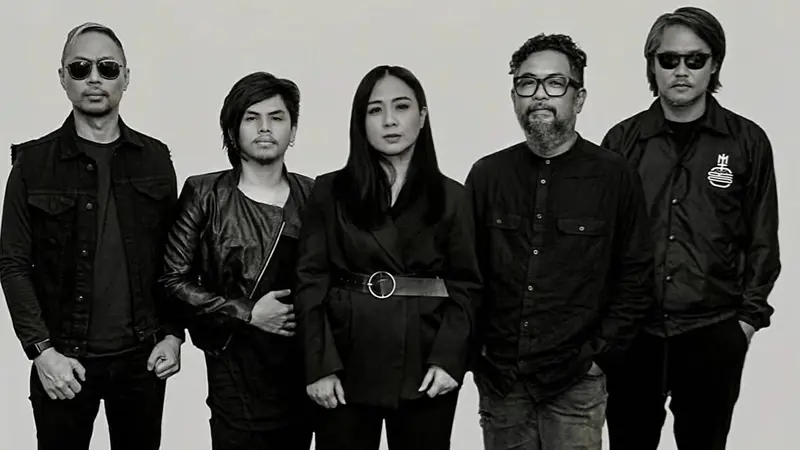 FOTO: Jadi Vokalis, Ini Kebersamaan Astrid Sartiasari dengan Cokelat Band