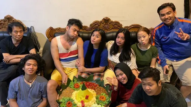 2 Tahun Menikah, Ini 7 Potret Kemesraan Juwita Bahar dan Suami