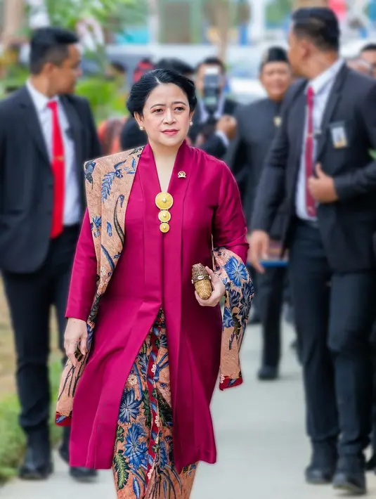 Hadir di Upacara Detik-Detik Proklamasi Kemerdekaan RI, Puan Maharani memilih mengenakan kebaya kartini berwarna merah fuchsia. [Foto: Instagram/puanmaharaniri]