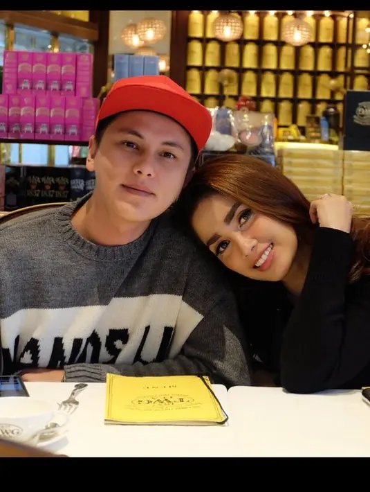 Tepat pada 21 Januari 2018, usia pernikahan Ussy dan Andhika genap enam tahun. Berbarenga ulang tahun pernikahannya, pasangan ini akan kembali merilis lagu Sepanjang Usia. (Instagram/ussypratama)