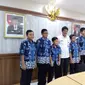 Para siswa SD Muhammadiyah 4 Pucung menghadap Kadindik Jatim sebelum mengikuti kompetisi robotik dunia di Jerman. (Liputan6.com/Dhimas Prasaja)